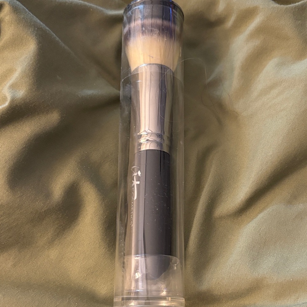 IT Cosmetics Flawless Finish Brush with Black Handle